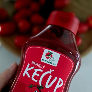 Naše moravská rajčata si zasloužila nový outfit! 👕🍅 Uvnitř pořád stejný poctivý kečup, nyní bez konzervantů, jen v novém...